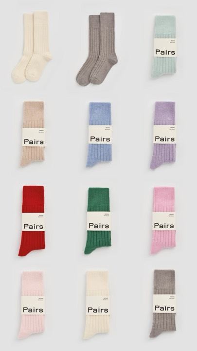 Ad 190: Merino bed socks flat lay, the whole colour range